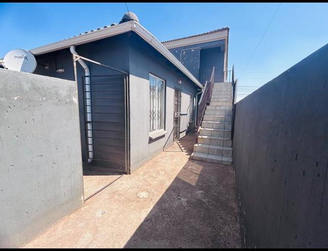 12 BEDROOM HOUSE FOR SALE IN PROTEA GLEN